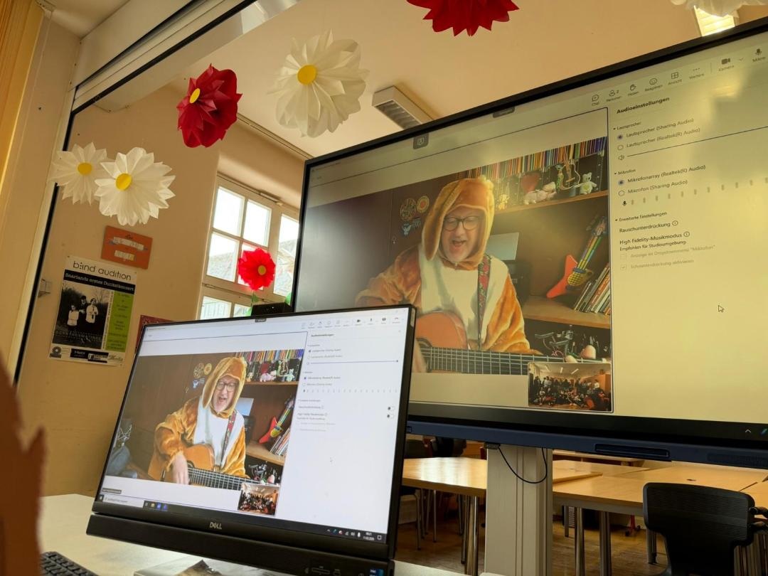 J%C3%BCrgen%20Fastje%20auf%20dem%20Bildschirm%20mit%20Kost%C3%BCm%20und%20Gitarre J%C3%BCrgen%20Fastje%20auf%20dem%20Bildschirm%20mit%20Kost%C3%BCm%20und%20Gitarre